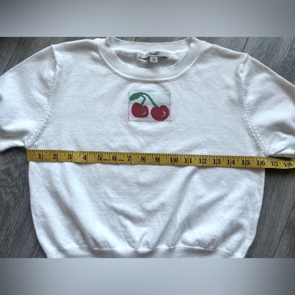 Papaya Cherry Embroidered Short Sleeve Sweater Knit Crop Top in White. Size L - Picture 6 of 7